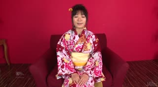 千春给日本口交和性交在她的和服